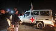 Rafah: Ein Fahrzeug des Roten Kreuzes, in dem vermutlich Geiseln transportiert werden © Mohammed Talatene/dpa 