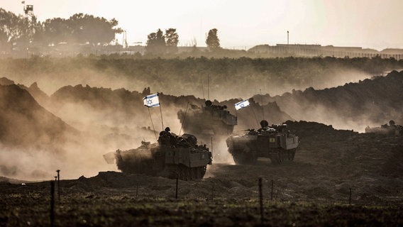 Israelische Panzer bewegen sich in der Nähe der Grenze zwischen Israel und Gaza nach dem Ende der siebentägigen Waffenruhe zwischen Israel und den Hamas-Terroristen. © Ilia Yefimovich/dpa 