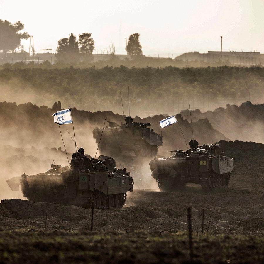 Israelische Panzer bewegen sich in der Nähe der Grenze zwischen Israel und Gaza nach dem Ende der siebentägigen Waffenruhe zwischen Israel und den Hamas-Terroristen. © Ilia Yefimovich/dpa 