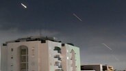Das israelische Luftabwehrsystem «Iron Dome» feuert, um vom Iran abgefeuerte Raketen abzufangen. © AP/dpa-Bildfunk Foto: Tomer Neuberg