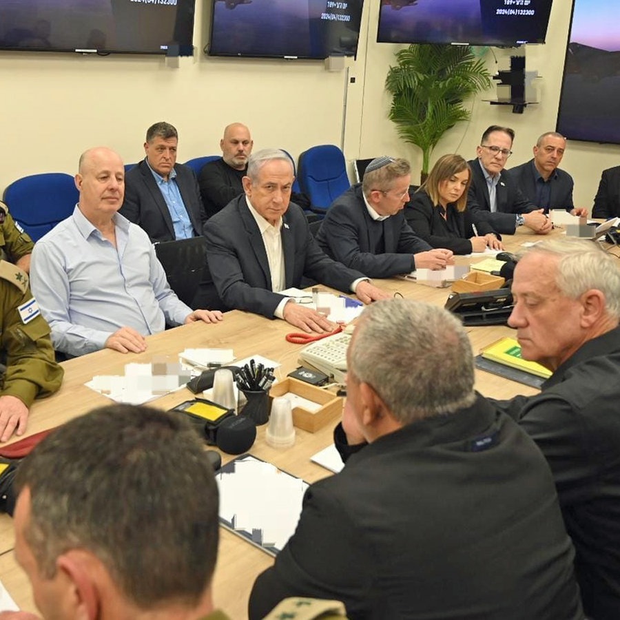 Das vom Presseamt der israelischen Regierung am 14. April 2024 veröffentlichte Foto zeigt den israelischen Premierminister Benjamin Netanjahu (Mitte) bei einer Sitzung des Sicherheitskabinetts im israelischen Verteidigungsministerium. © Israel's Government Press Office/XinHua/dpa 