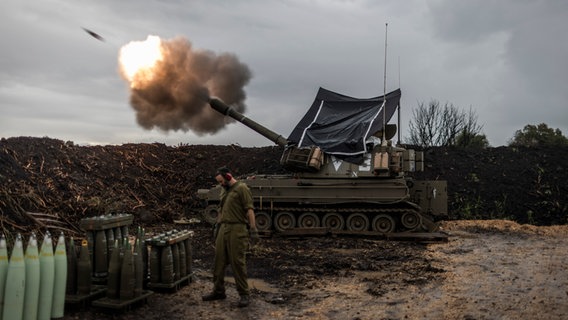 Israelische Soldaten feuern nahe der Grenze zum Libanon eine mobile Haubitze ab. (zu dpa: «Neue israelische Angriffe im Gazastreifen und im Südlibanon») © picture alliance/dpa | Ilia Yefimovich 