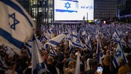 Tel Aviv: Zahlreichen Menschen nehmen an einer Demonstration teil, bei der ein sofortiger Waffenstillstand im Gazastreifen, die Freilassung der verbleibenden Geiseln der Hamas und die Durchführung von Wahlen gefordert werden. © XinHua/dpa Foto: Chen Junqing