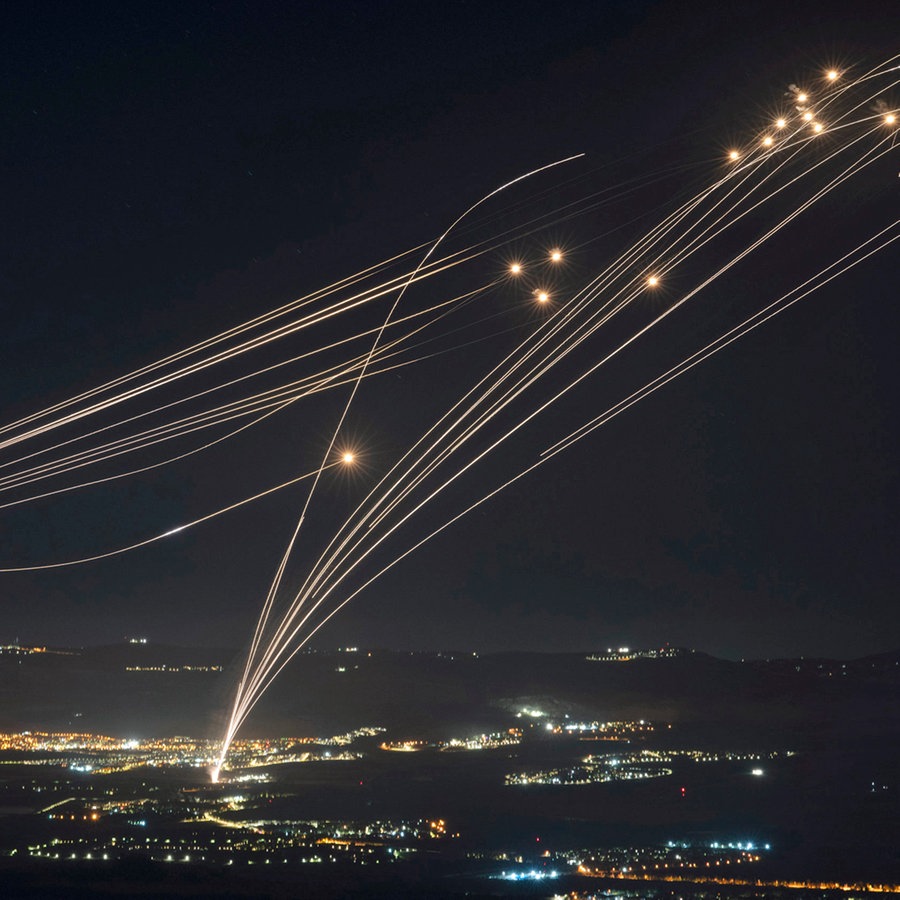 Das israelische Luftabwehrsystem Iron Dome feuert, um einen Angriff aus dem Libanon abzufangen. © AP/dpa Foto: Leo Correa
