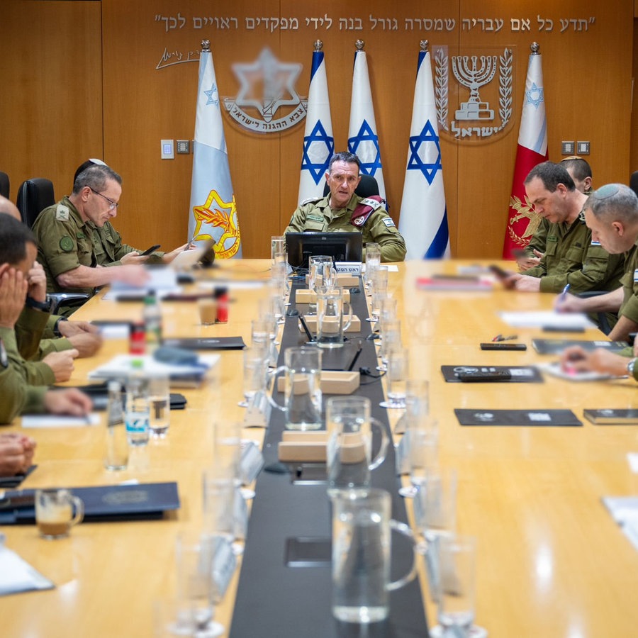 Israels Militärchef Herzi Halevi sitzt bei einem Treffen mit weiteren Militärvertretern in Tel Aviv an einem Tisch in einem Besprechungsraum. © dpa picture alliance / Xinhua News Agency | Israel Defense Forces 