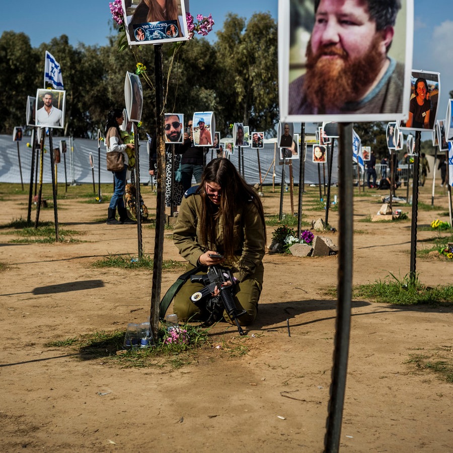 Menschen besuchen den Ort des Nova-Musikfestivals, bei dem Hunderte von Feiernden getötet und von der Hamas entführt und in den Gazastreifen verschleppt wurden. © Ilia Yefimovich/dpa 
