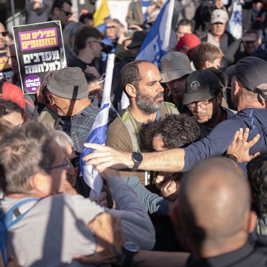 Demonstranten ringen mit Sicherheitskräften vor dem Büro des israelischen Ministerpräsidenten in Jerusalem. © Ilia Yefimovich/dpa 