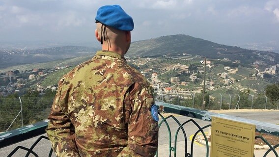 Ein UN-Soldat steht an der Grenze zwischen Israel und dem Libanon. © ARD Foto: Tim Aßmann