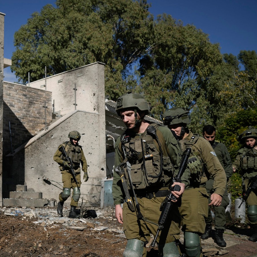 Israelische Soldaten inspizieren einen Hinterhof © Leo Correa/AP/dpa Foto: Leo Correa