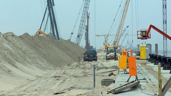 Die Baustelle des JadeWeserPorts in Wilhelmshaven © NDR 