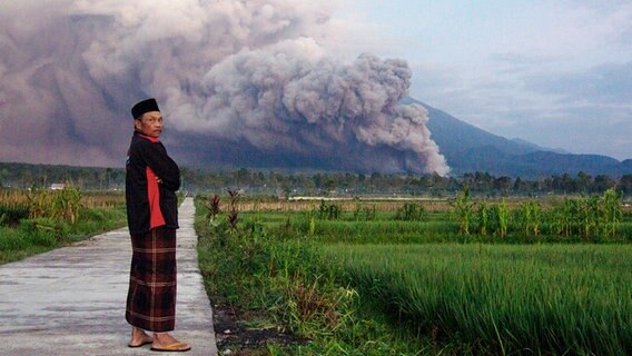 Aschewolken sind über dem Vulkan Semeru auf der indonesischen Insel Java zu sehen. © dpa bildfunk/AP 