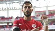 Sagiv Jehezkel von Antalyaspor zeigt nach einem Tor auf seinen bandagierten Arm. © dpa Bildfunk 