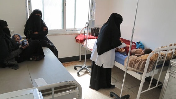 Verschleierte Frauen am Krankenbett der unterernährten Elaf. © ARD 