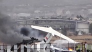 Nach einem isralischen Luftangriff brennt auf dem jemenitischen Flughafen von Sanaa ein Flugzeug. © picture alliance / Anadolu | Stringer 