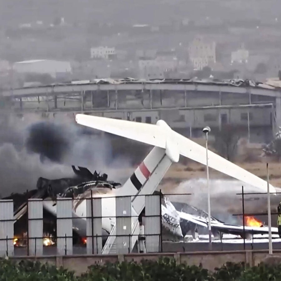 Nach einem isralischen Luftangriff brennt auf dem jemenitischen Flughafen von Sanaa ein Flugzeug. © picture alliance / Anadolu | Stringer 