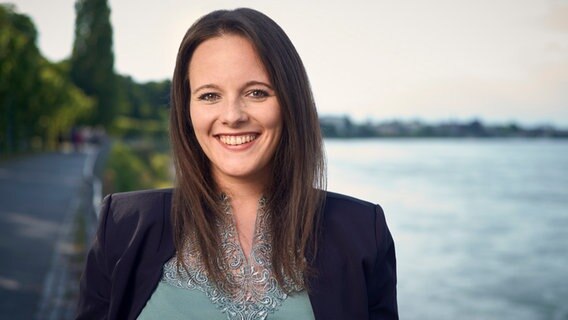 Ein Porträtbild von Jessica Rosenthal, Bundesvorsitzende der JuSos (Nachwuchsorganisation der SPD). © shschroeder 