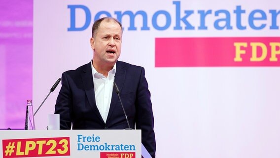 Joachim Stamp am Rednerpult auf dem FDP-Landesparteitag von Nordrhein-Westfalen. © dpa bildfunk Foto: Friso Gentsch