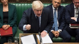 Boris Johnson, Premierminister von Großbritannien, spricht vor Abgeordneten im Unterhaus. © dpa 