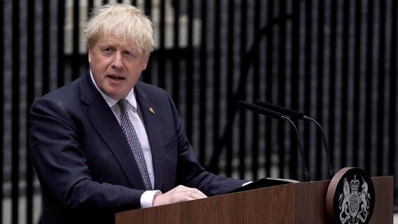 Der britische Premierminister Boris Johnson kündigt in London seinen Rücktritt an. © AFP Foto: Niklas Halle'n