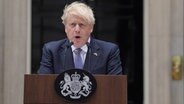 Der britische Premierminister Boris Johnson kündigt in London seinen Rücktritt an. © Stefan Rousseau/PA Wire/dpa 