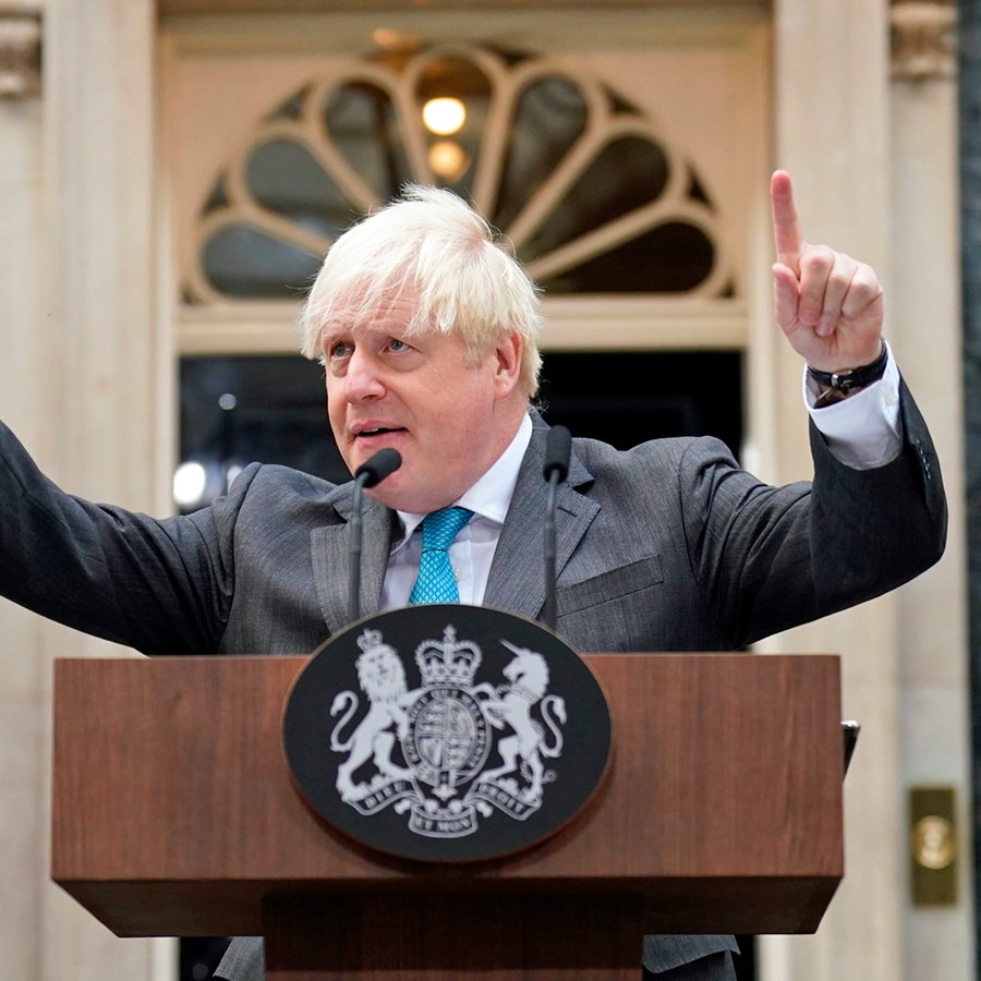 Der scheidende britische Premierminister Boris Johnson spricht vor der Downing Street, bevor er nach Balmoral in Schottland fährt, um der damaligen britischen Königin Elisabeth II. seinen Rücktritt bekannt zu geben. (Foto vom 6.9.2022) © Stefan Rousseau/PA/dpa 