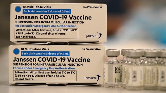 Impfstoffes des US-Pharmakonzerns Johnson & Johnson steht in der Apotheke des National Jewish Hospitals.  
