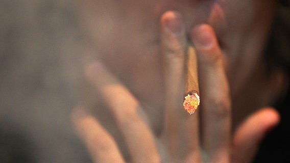 Ein Mann raucht einen Joint mit Marihuana. © picture alliance / dpa Foto: Oliver Berg