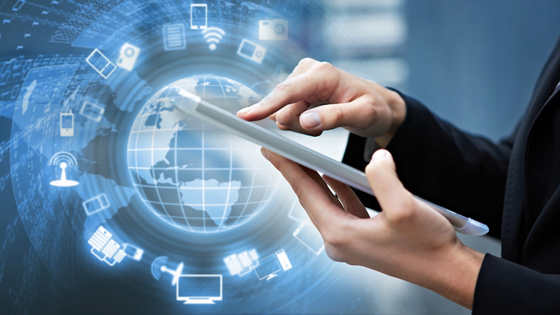 Hände halten ein Tablet-PC, dahinter eine Weltkugel (Bildmontage) © Fotolia Foto: Sergey Nivens, Robert Kneschke