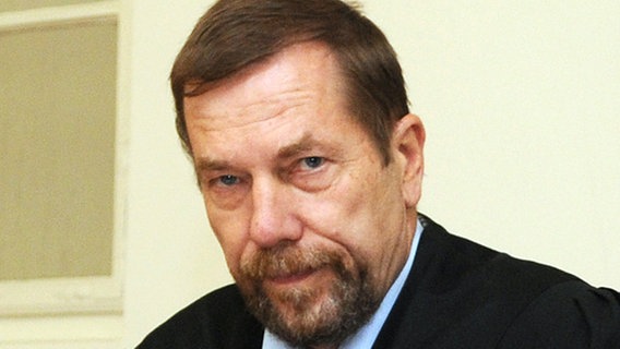Jürgen Rieger steht als Anwalt in einem Gerichtssaal © dpa 
