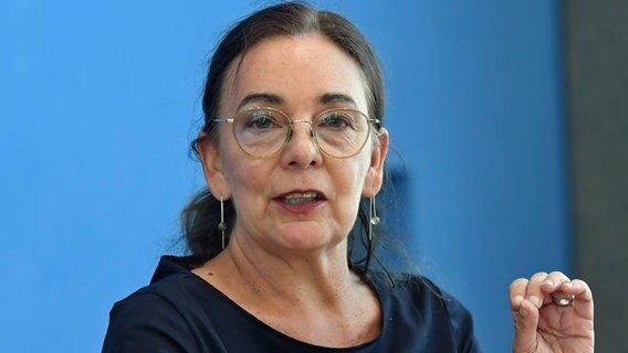 Die Mobilitätsexpertin Marion Jungbluth vom Verbraucherzentrale Bundesverband spricht auf einer Pressekonferenz. © picture alliance/dpa | Elisabeth Edich 