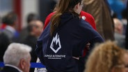 Auf einem Parteitag der AfD ist eine junge Frau in einem Kapuzenpullover der AfD-Jugendorganisation "Junge Alternative" von hinten zu sehen. © picture alliance / dts-Agentur 