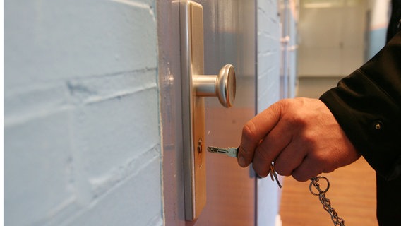 Ein Aufseher schließt Tür einer Geschlossenen Unterbringung auf. © picture-alliance/ dpa/dpaweb Foto: Maurizio Gambarini