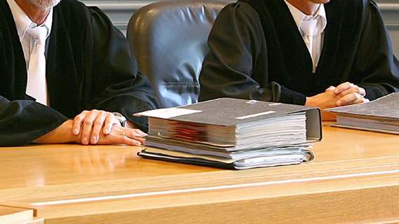 Aktenordner liegen im Gericht auf dem Tisch der Richter. © dpa Foto: Carsten Rehder
