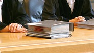 Aktenordner liegen im Gericht auf dem Tisch der Richter. © dpa Foto: Carsten Rehder