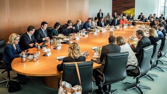 Die Mitglieder des Bundeskabinetts sitzen in einem Sitzungssaal im Bundeskanzleramt in Berlin zusammen. © dpa bildfunk Foto: Michael Kappeler