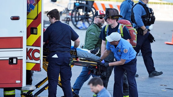 Sanitäter bergen Verletzte nach Schüssen beim Superbowl, Kansas City. © picture alliance Foto: Charlie Riedel