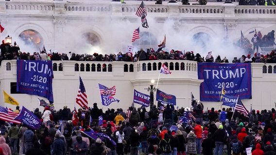 Unterstützer von US-Präsident Trump stürmen das Kapitol in Washington. © John Minchillo/AP/dpa 
