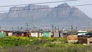 Behausungen des Townships Langa vor dem Tafelberg in der Nähe von Kapstadt. © picture alliance / Dorling Kindersley | Tony Souter 