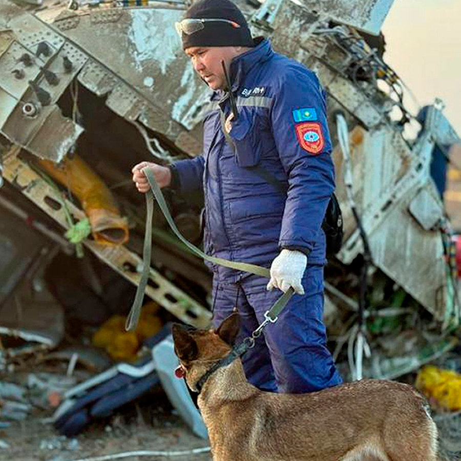 Auf diesem, vom Pressedienst des kasachischen Katastrophenschutzministeriums zur Verfügung gestellten Foto arbeiten Rettungskräfte am Wrack der Embraer 190 der Azerbaijan Airlines in der Nähe des Flughafens von Aktau. Ein Passagierflugzeug aus Aserbaidschan ist am 25.12.2024 nahe der Stadt Aktau in Kasachstan abgestürzt. © Kazakhstan's Emergency Ministry/AP/dpa 