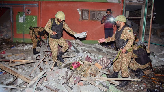 Armeesoldaten inspizieren ein Gebäude, das durch einen mutmaßlichen indischen Raketenangriff in der Nähe von Muzaffarabad, der Hauptstadt des pakistanisch kontrollierten Kaschmir, beschädigt wurde. © AP/dpa Foto: M.D. Mughal
