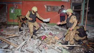 Armeesoldaten inspizieren ein Gebäude, das durch einen mutmaßlichen indischen Raketenangriff in der Nähe von Muzaffarabad, der Hauptstadt des pakistanisch kontrollierten Kaschmir, beschädigt wurde. © AP/dpa Foto: M.D. Mughal
