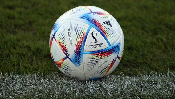 Der offzielle Spielball der Fußball-WM in Katar liegt auf einem Fußballplatz. © picture alliance / Pressefoto Rudel Foto: Robin Rudel