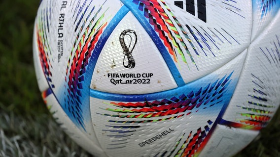 Spielball der WM 2022 in Katar © picture alliance / Pressefoto Rudel Foto: Robin Rudel