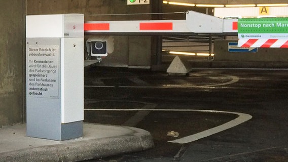 Eine Kamera unterhalb einer Schranke an der Einfahrt zu einem Parkhaus am Flughafen in Hamburg. © NDR 
