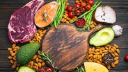 Mögliche Zutaten für eine ketogene Diät: Fleisch, Fisch, Avocado, Käse, Gemüse, Nüsse. © picture alliance / Zoonar | Olena Yeromenko 