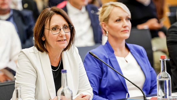 Bettina Freitag (l.), stellvertretende Direktorin des Landesfunkhauses Schleswig-Holstein, und Laura Pooth, Vorsitzende des Landesrundfunkrat Schleswig-Holstein, nehmen an der Sitzung des Innen- und Rechtsausschusses des schleswig-holsteinischen Landtags teil. © dpa bildfunk Foto: Axel Heimken