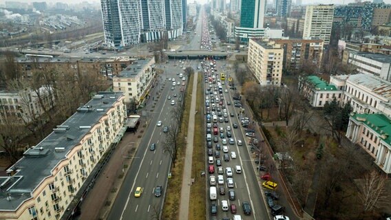 Blick von oben auf eine Straße in Kiew: Nach russischen Angriffen versuchen offenbar viele Menschen, die Stadt per Auto zu verlassen. © dpa Foto: Emilio Morenatti