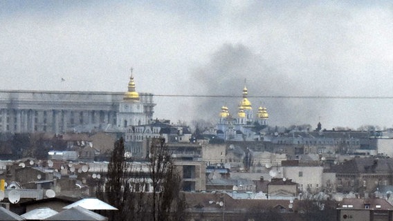 Rauch steigt über der ukrainischen Hauptstadt Kiew auf © dpa 