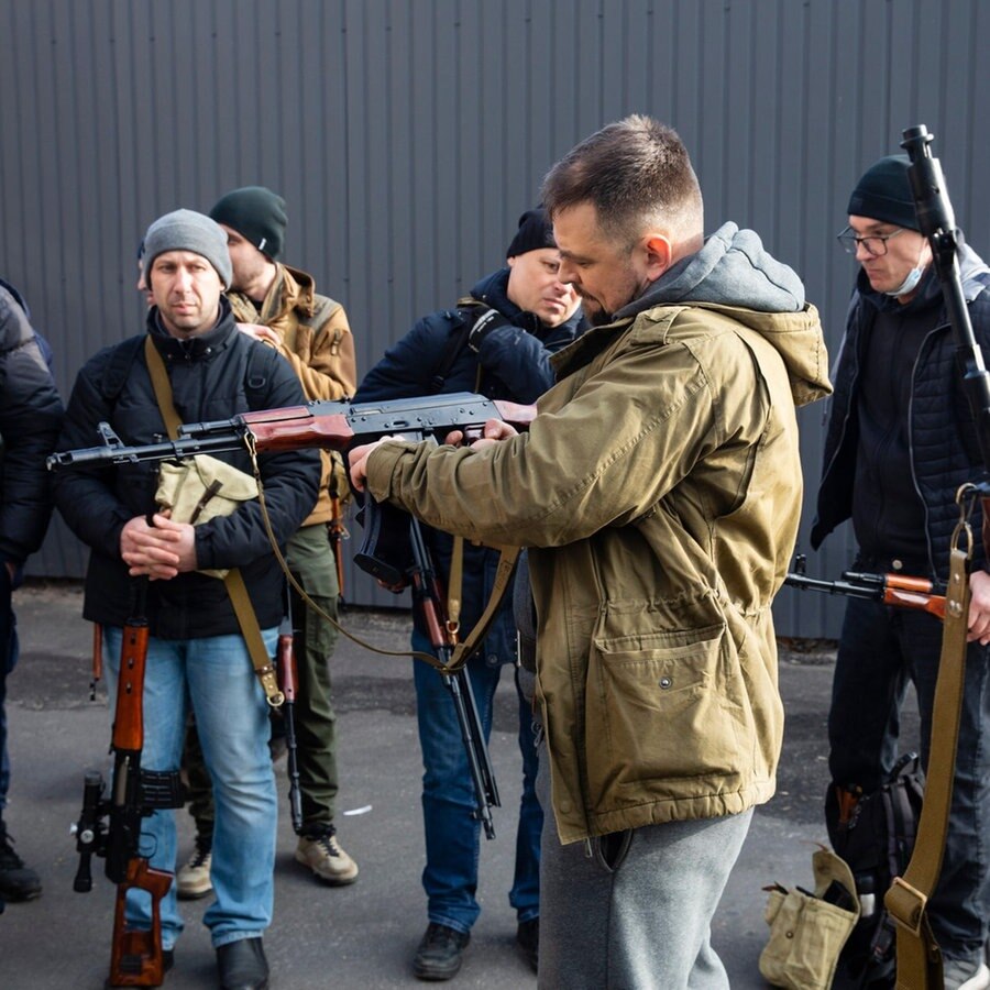 In Kiew rüsten Zivilisten der territorialen Verteidigungseinheit ihre Waffen, um russische Angreifer abzuwehren. © dpa-Bildfunk Foto: Mikhail Palinchak/AP/dpa