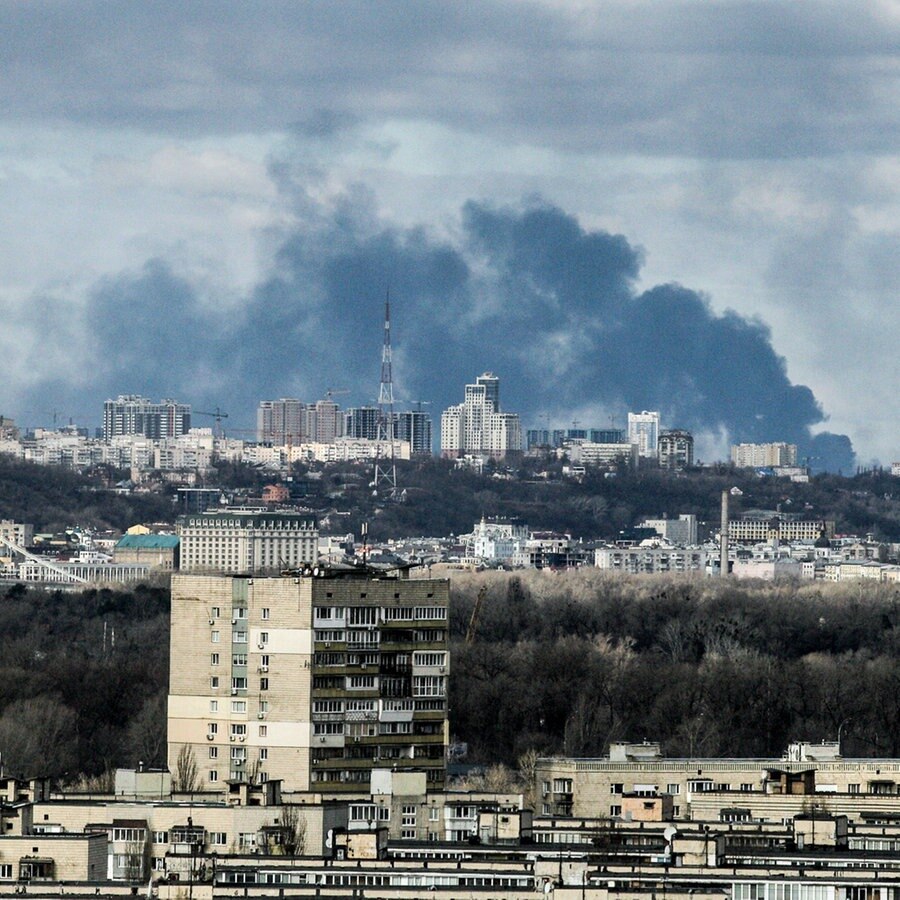 Rauch steigt am Morgen des 27. Februar über dem Teil der ukrainischen Hauptstadt Kiew auf, der am rechten Ufer des Dnipro liegt. © dpa-Bildfunk 
